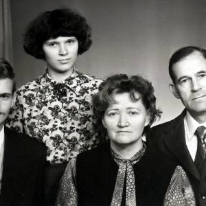 Семейное фото Пикуновой Г.Р. (муж, герой Советского Союза Александр Пикунов, сын и дочь)1970-е
